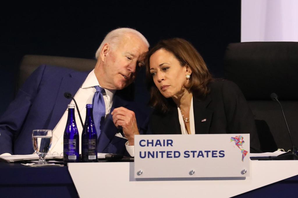 El presidente de EE.UU., Joe Biden (i), junto a la vicepresidenta estadounidense, Kamala Harris (d), en una fotografía de archivo. EFE/David Swanson/Pool
