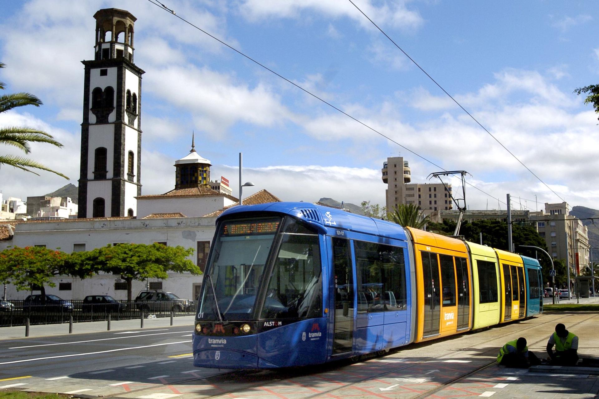 Imagen de archivo del tranvía que une los municipios de Santa Cruz de Tenerife y La Laguna. EFE/Cristóbal García