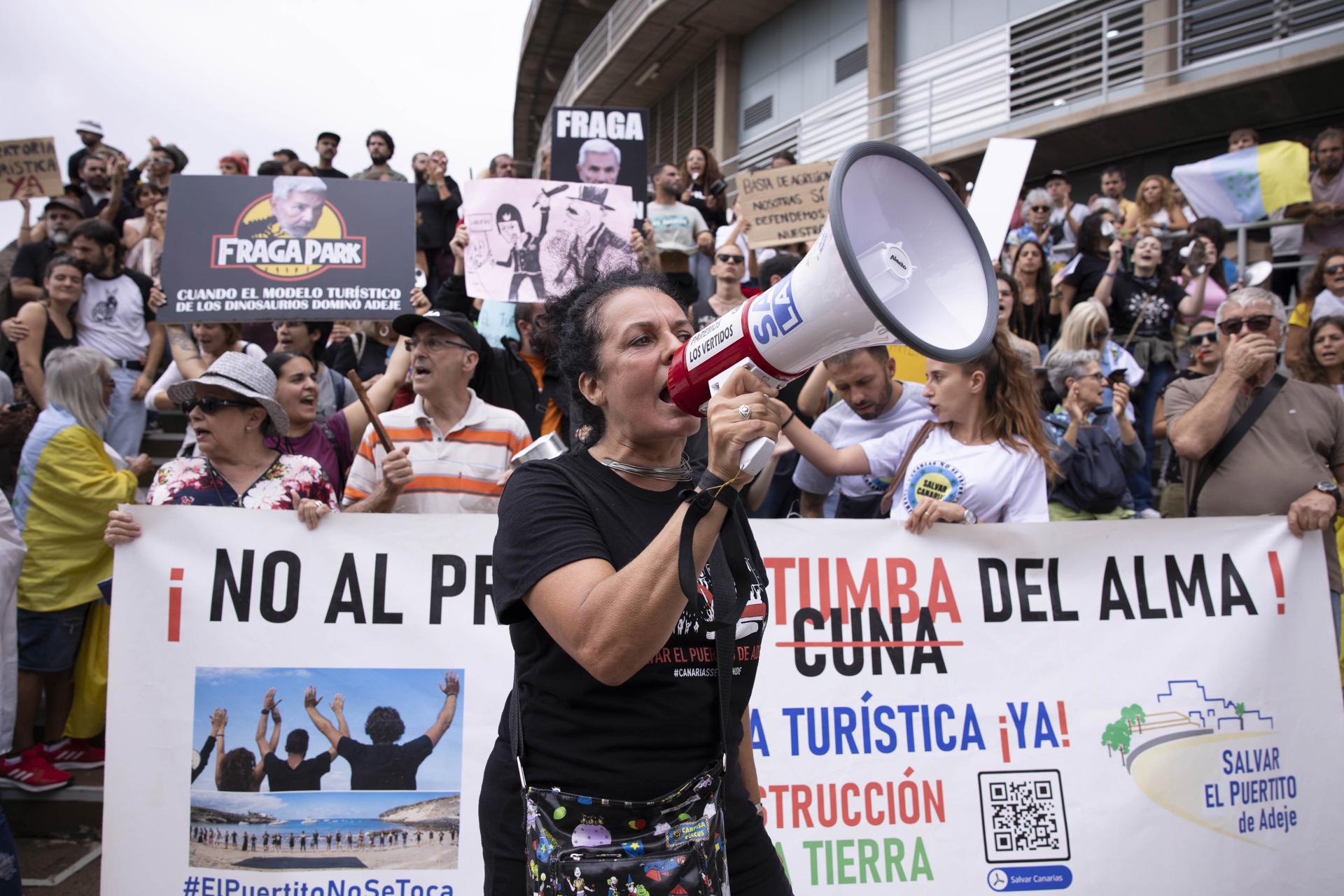 Imagen de archivo de una protesta por la construcción del proyecto Cuna del Alma en Adeje. EFE/Miguel Barreto
