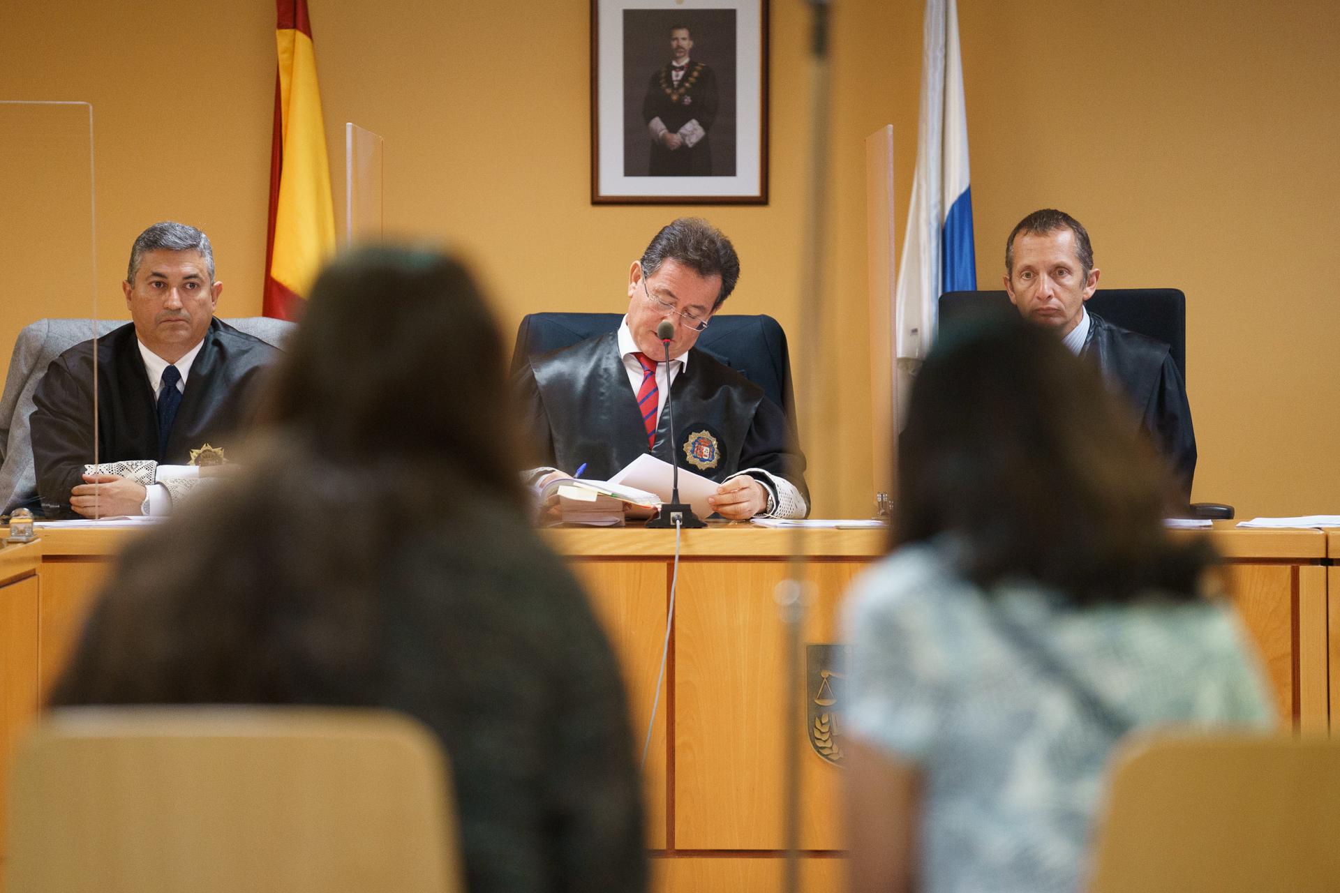 La Audiencia Provincial de Santa Cruz de Tenerife ha comenzado este lunes un juicio contra una mujer por el presunto intento de homicidio de su hijo. EFE/Ramón de la Rocha