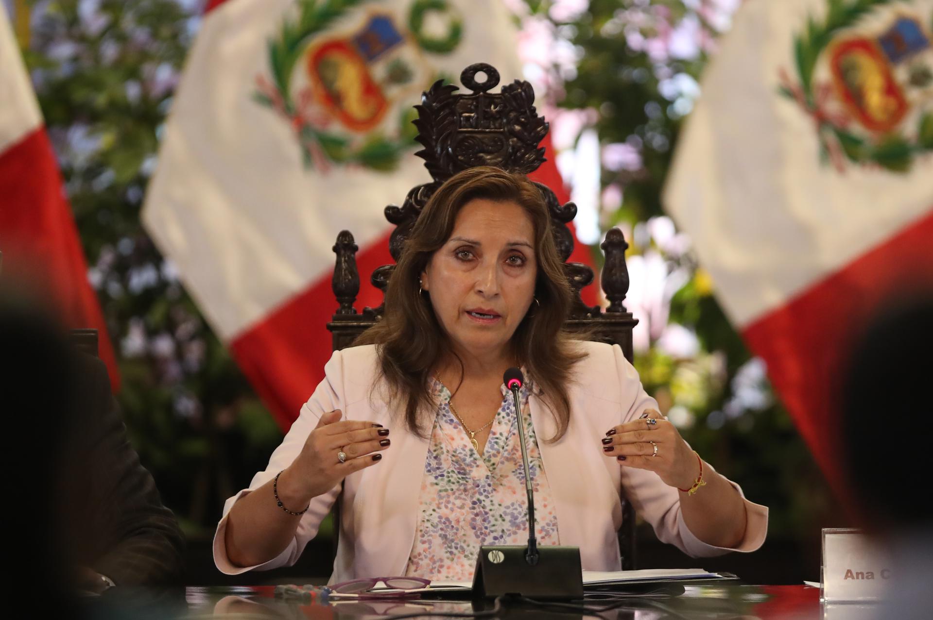 La presidenta de Perú, Dina Boluarte, habla durante una rueda de prensa hoy, en el Palacio de Gobierno de Lima (Perú). EFE/ Paolo Aguilar