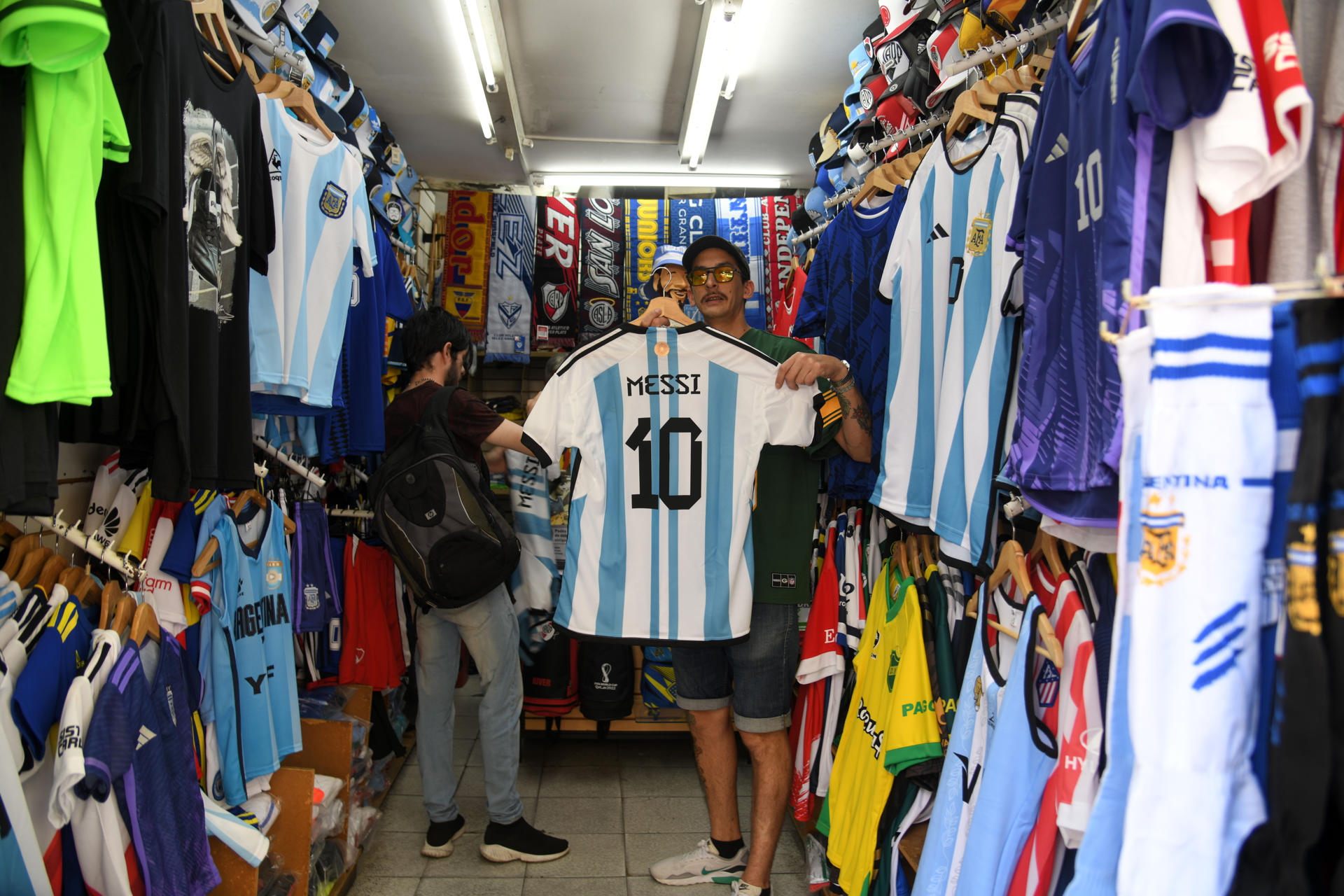 Una persona muestra una camiseta de Leo Messi hoy, en Buenos Aires (Argentina). EFE/Enrique García Medina