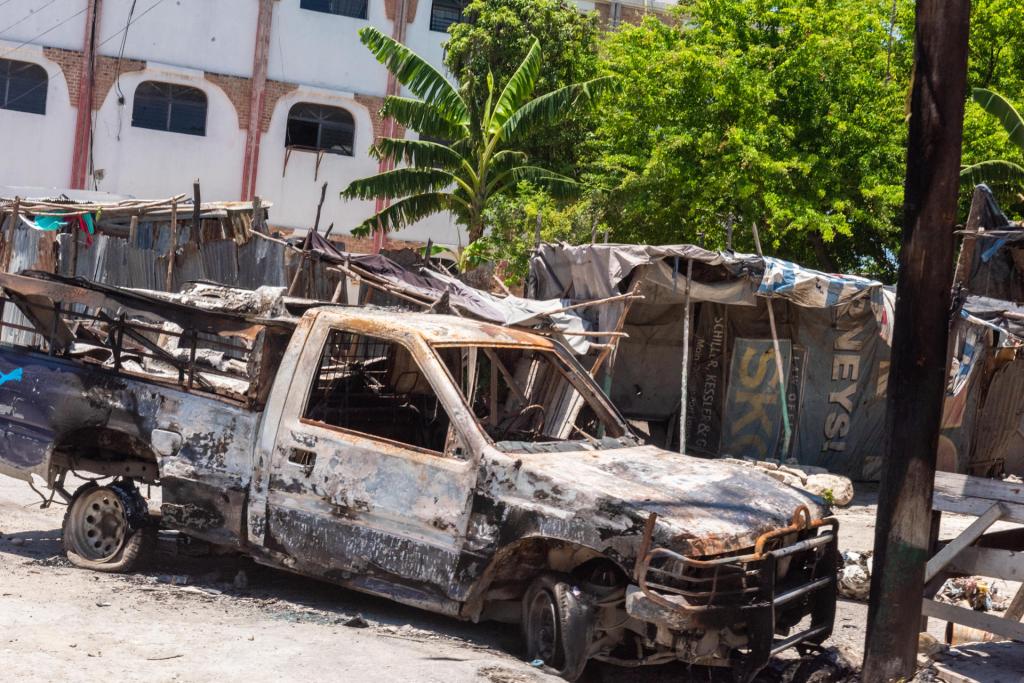 Vista de un vehículo incinerado por bandas criminales, en la comuna de Tabarre en Puerto Príncipe (Haiti), en una fotografía de archivo. EFE/Johnson Sabin
