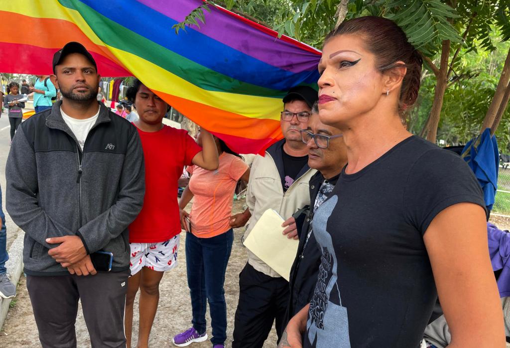 La activista LGBT Dayanna de la O Rivadeneiro (d) participa en una manifestación el 18 de diciembre de 2022 en la ciudad de Matamoros, estado de Tamaulipas (Mexico). EFE/Abraham Pineda Jácome
