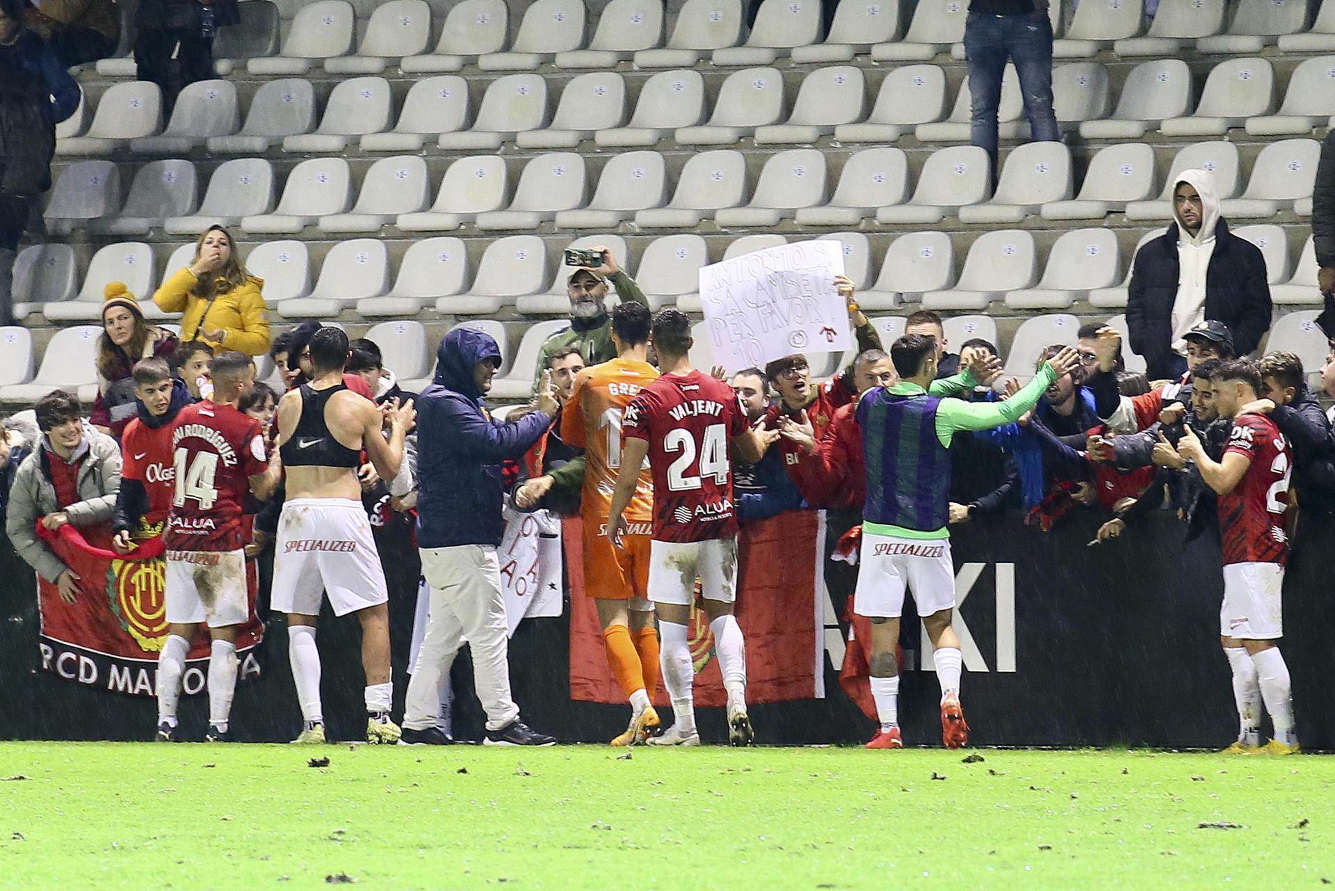 Lo s jugadores del Mallorca celebram la victoria ante el Real Unión, durante el partido de la segunda ronda de la Copa del Rey dispuado hoy martes en el Stadium Gal de Irún. EFE/GORKA ESTRADA