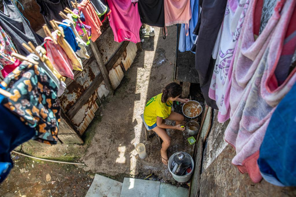 Una mujer cocina en una casa ubicada en una favela el 9 de diciembre de 2022, en Recife (Brasil). EFE/ Carlos Ezequiel Vannoni
