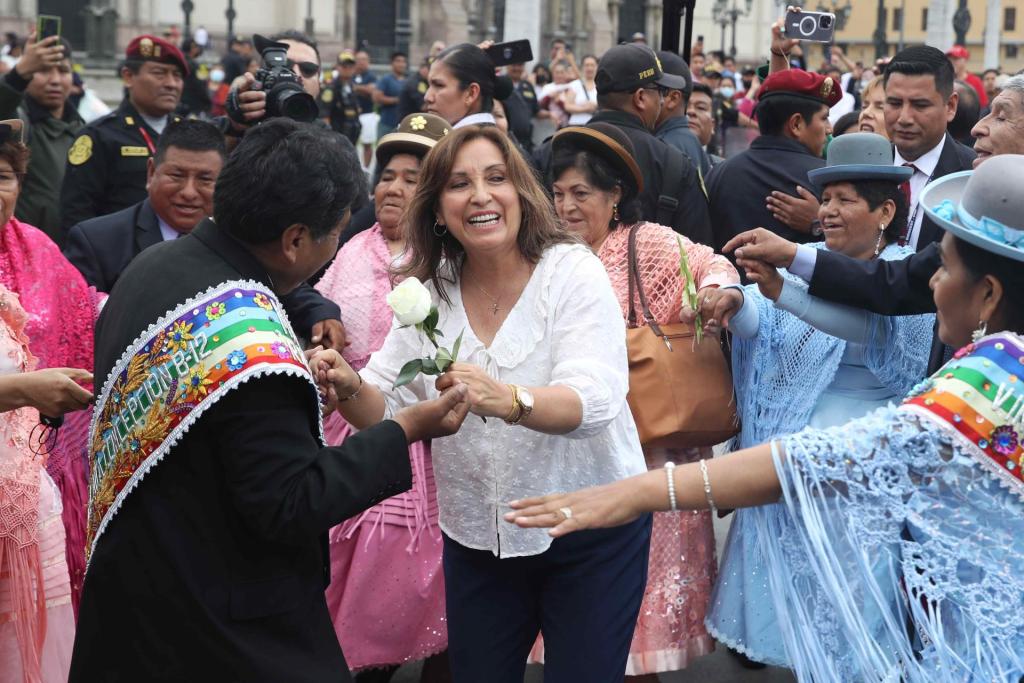 La nueva presidenta de Perú, Dina Boluarte, participa en una procesión de la Virgen de la Inmaculada Concepción de la ciudad de Puno hoy, en la Plaza de Armas de Lima (Perú). EFE/Paolo Aguilar
