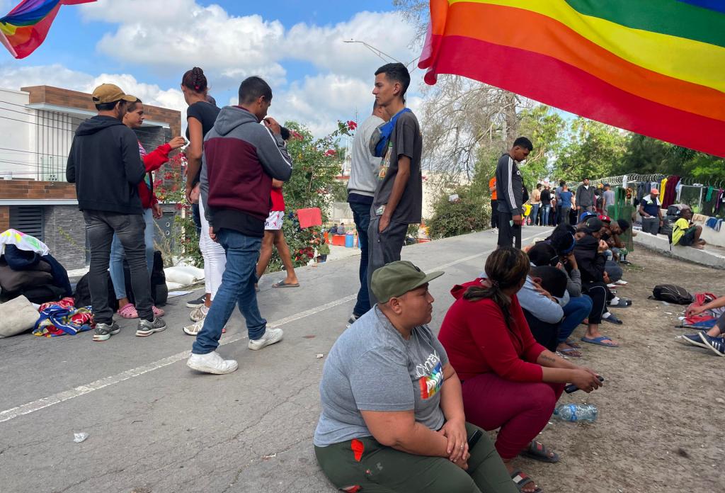 Miembros de la comunidad LGBT participan en una manifestación el 18 de diciembre de 2022 en la ciudad de Matamoros, estado de Tamailipas (Mexico). EFE/Abraham Pineda Jácome
