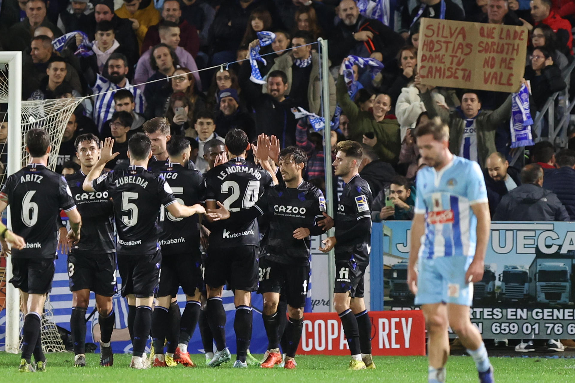 Los jugadores de la Real Sociedad celebran un gol ante el CD Coria durante un partido correspondiente a la segunda eliminatoria de la Copa del Rey disputado este miércoles. EFE/ Jero Morales