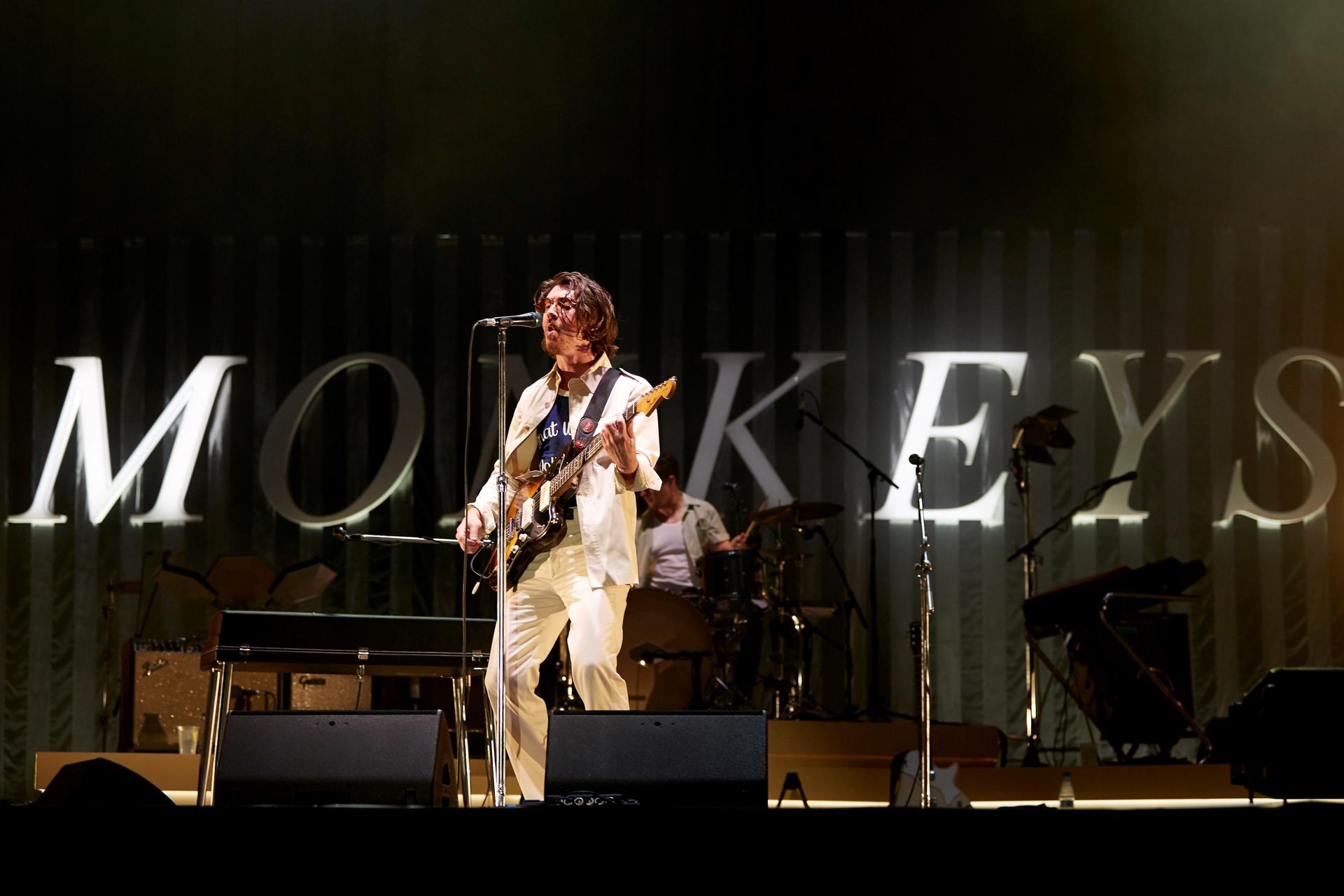 Imagen de archivo del cantante británico Alex Turner, del grupo Artic Monkeys, durante un concierto. EFE/Alejandro García