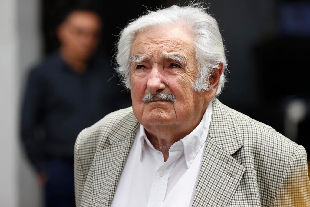 El expresidente uruguayo José Mujica es visto hoy durante una reunión con el mandatario chileno Gabriel Boric, en el Palacio de La Moneda en Santiago (Chile). EFE/Elvis González
