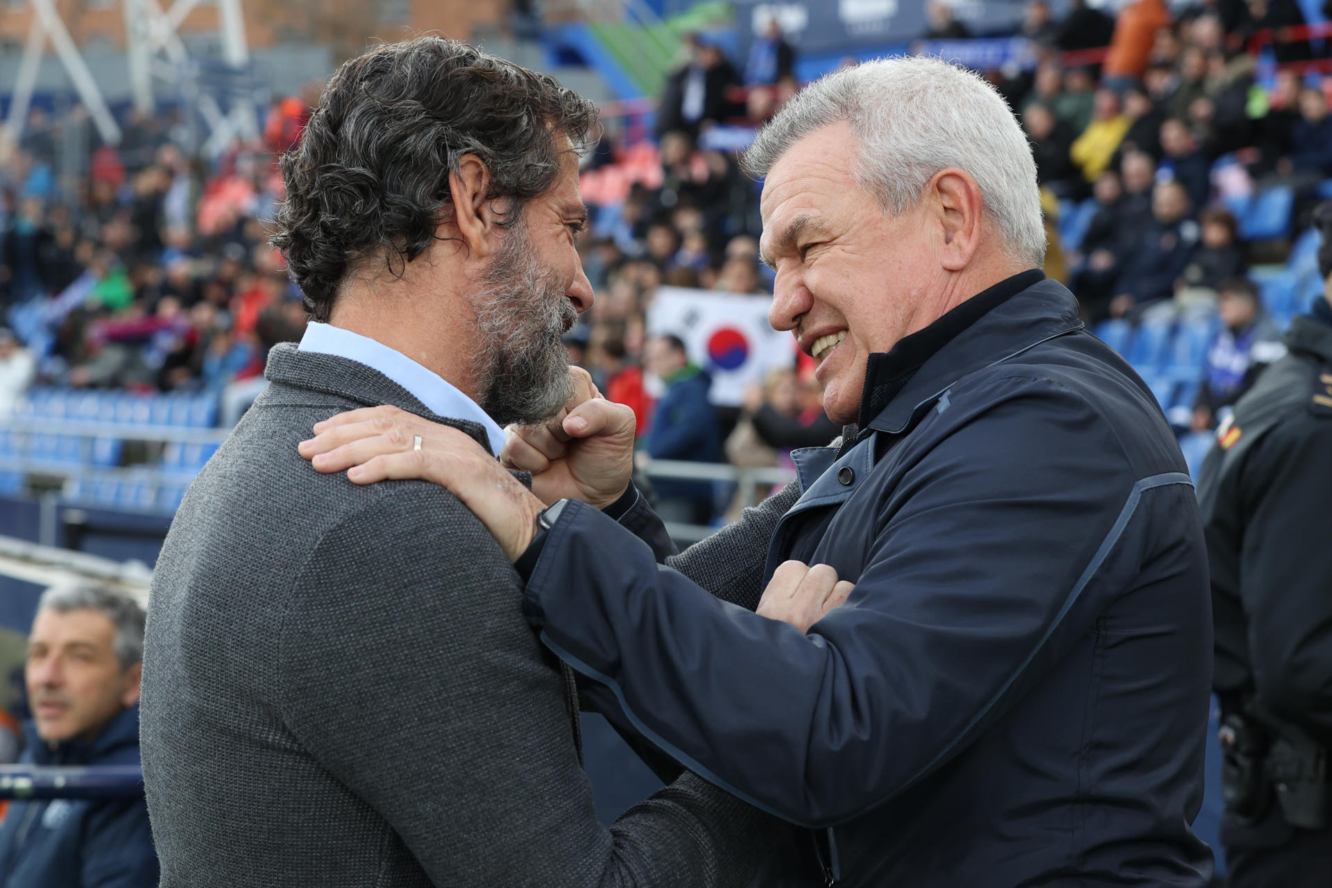 El entrenador del Mallorca, el mexicano Javier Aguirre saluda al del Getafe, Quique Sánchez Flores, momentos antes del partido de LaLiga que se disputa en el Coliseo Alfonso Pérez. EFE/ Kiko Huesca
