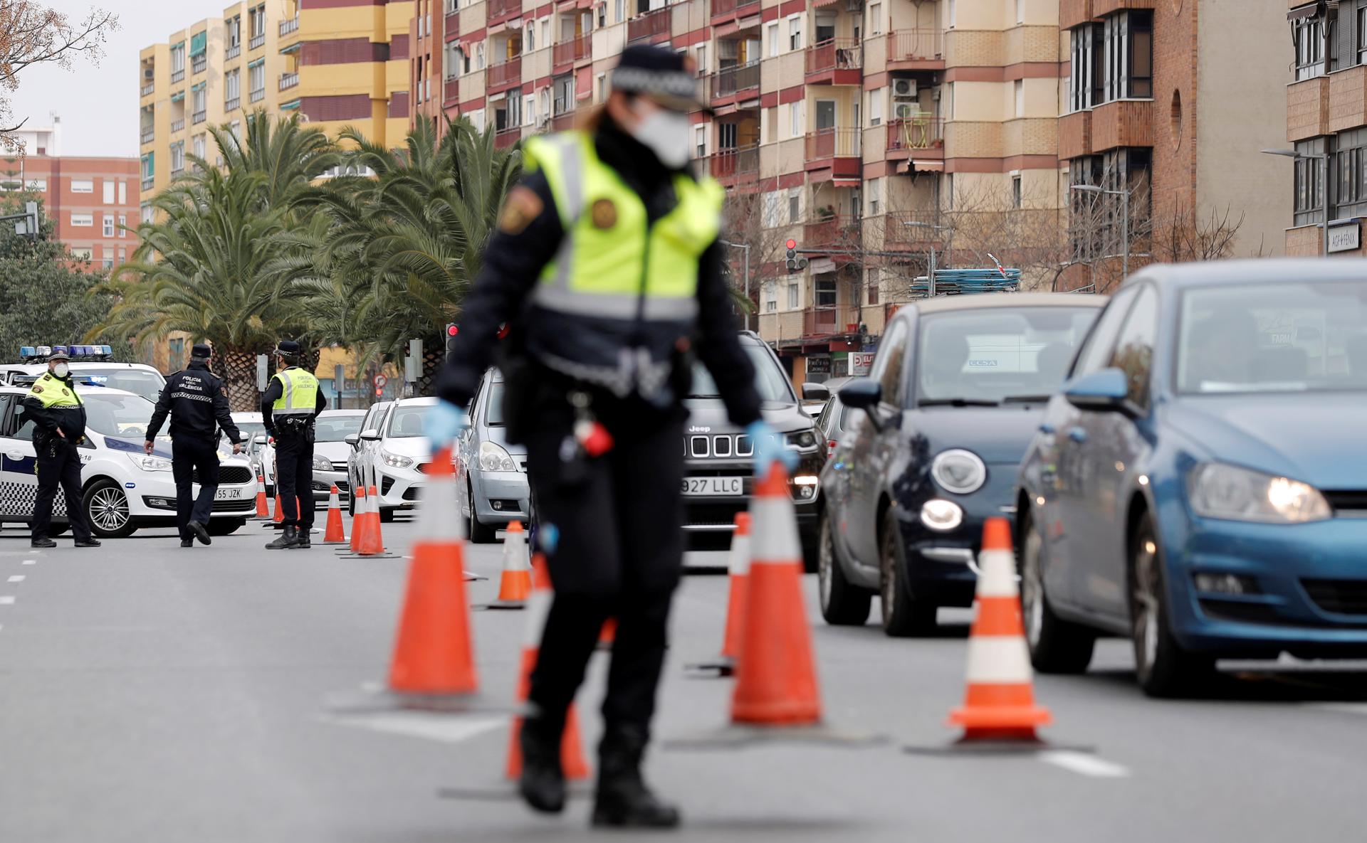 Agentes de la Policia Local realizan un control de tráfico. EFE/Manuel Bruque/Archivo