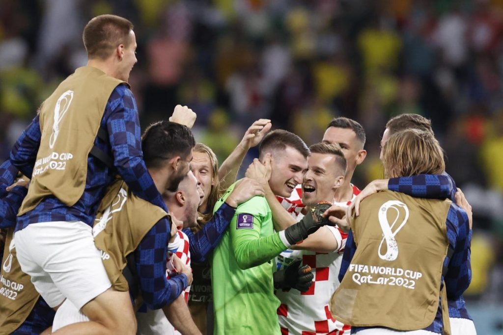 Jugadores de Croacia reaccionan tras ganar la serie de penaltis de los cuartos de final del Mundial de Fútbol Qatar 2022 entre Croacia y Brasil