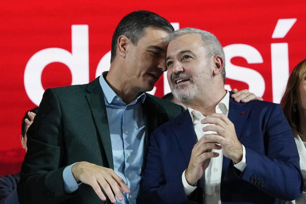 El presidente del Gobierno y secretario general del PSOE, Pedro Sánchez, conversa con el alcaldable por Barcelona, Jaume Collboni.