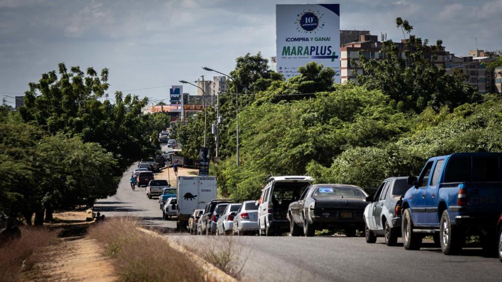 Fotografía de vehículos haciendo fila para cargar combustible, hoy en Maracaibo (Venezuela). EFE/Henry Chirinos
