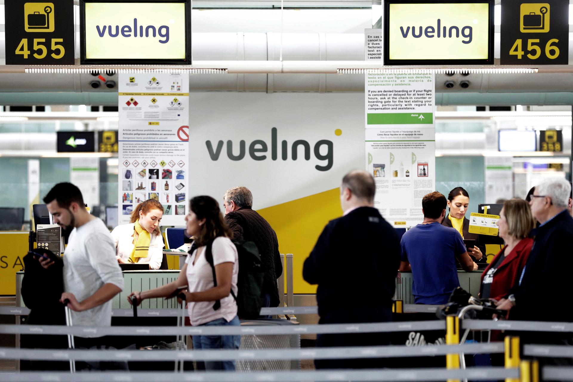 Foto de archivo de pasajeros embarcando con Vueling en el aeropuerto de El Prat, en Barcelona. EFE/ Alberto Estévez