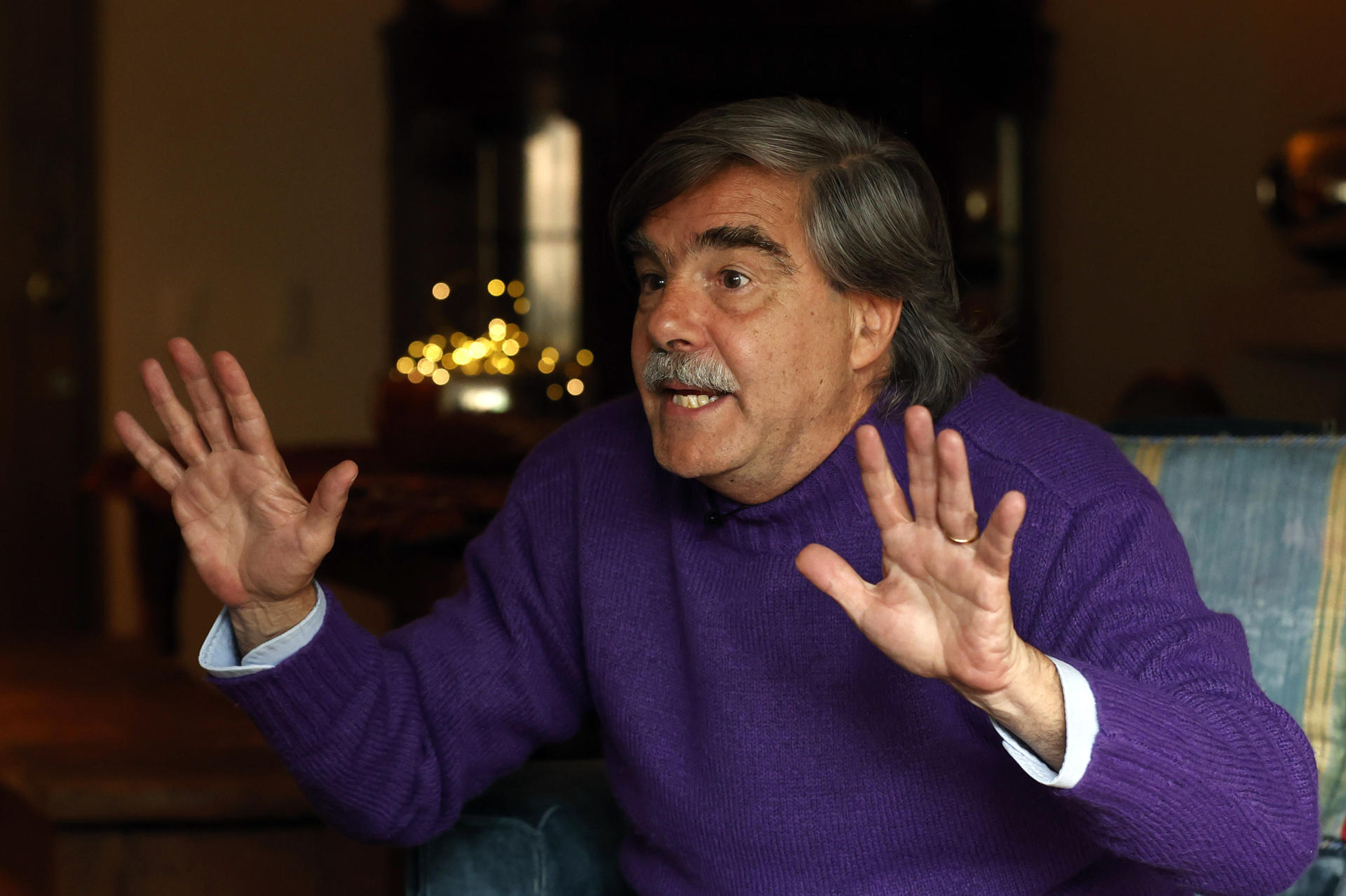 El escritor colombiano Gonzalo Mallarino Flórez habla durante una entrevista con EFE, el 6 de diciembre de 2022, en Bogotá (Colombia). EFE/ Mauricio Dueñas Castañeda