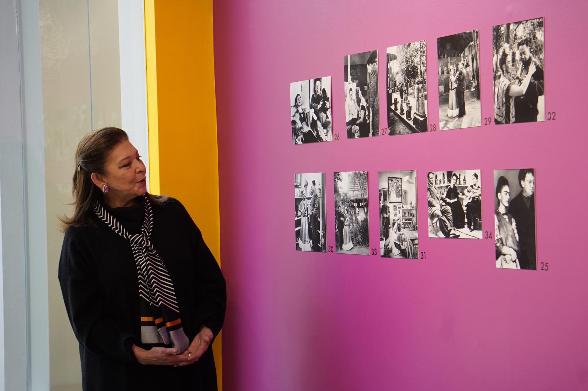 La embajadora de México en Bolivia, María Teresa Mercado, habla en la exposición fotográfica sobre la vida y obra de los artistas Frida Kahlo y Diego Rivera, el 15 de diciembre de 2022 en La Paz (Bolivia). EFE/Javier Mamani.