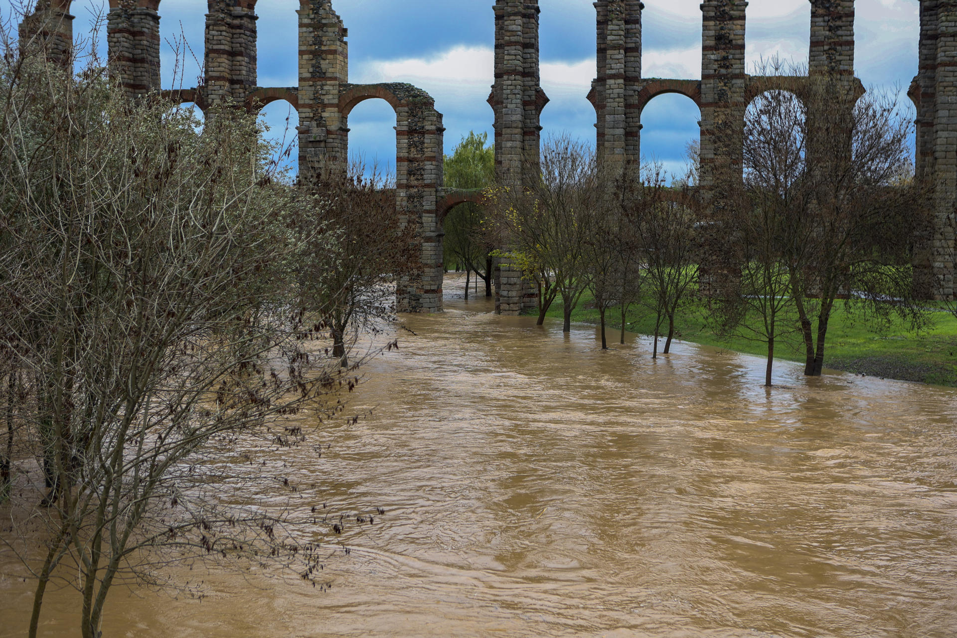 Nivel del río Albarregas a su paso por Mérida bajo el acueducto romano de Los Milagros. EFE/ Jero Morales