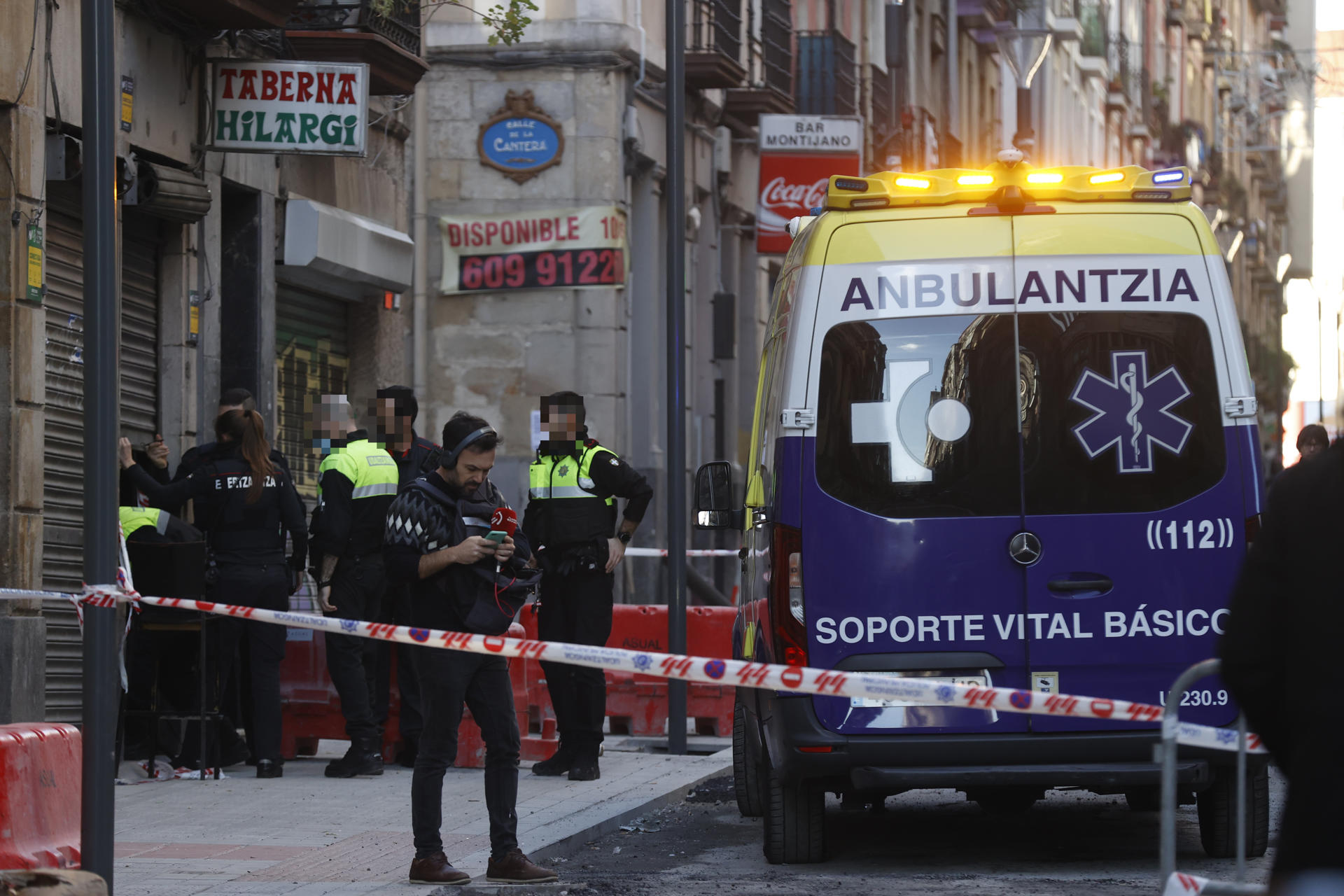 Agentes de la Ertzaintza y la Policía Municipal inspeccionan un bar del barrio de San Francisco en Bilbao en el que una mujer ha sido asesinada este miércoles por un hombre, que a continuación ha avisado él mismo a la Policía Municipal, que le ha detenido. EFE/ Miguel Toña