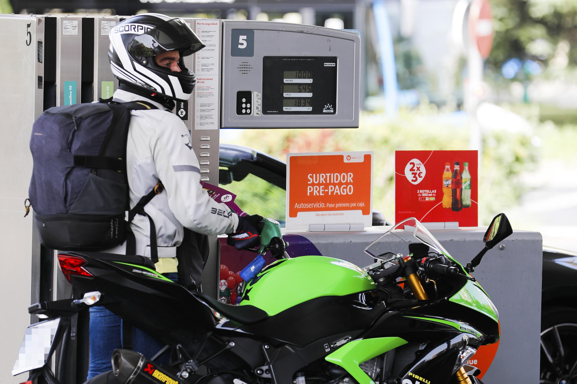 Un motorista reposta combustible en una gasolinera. EFE/ Luis Millán
