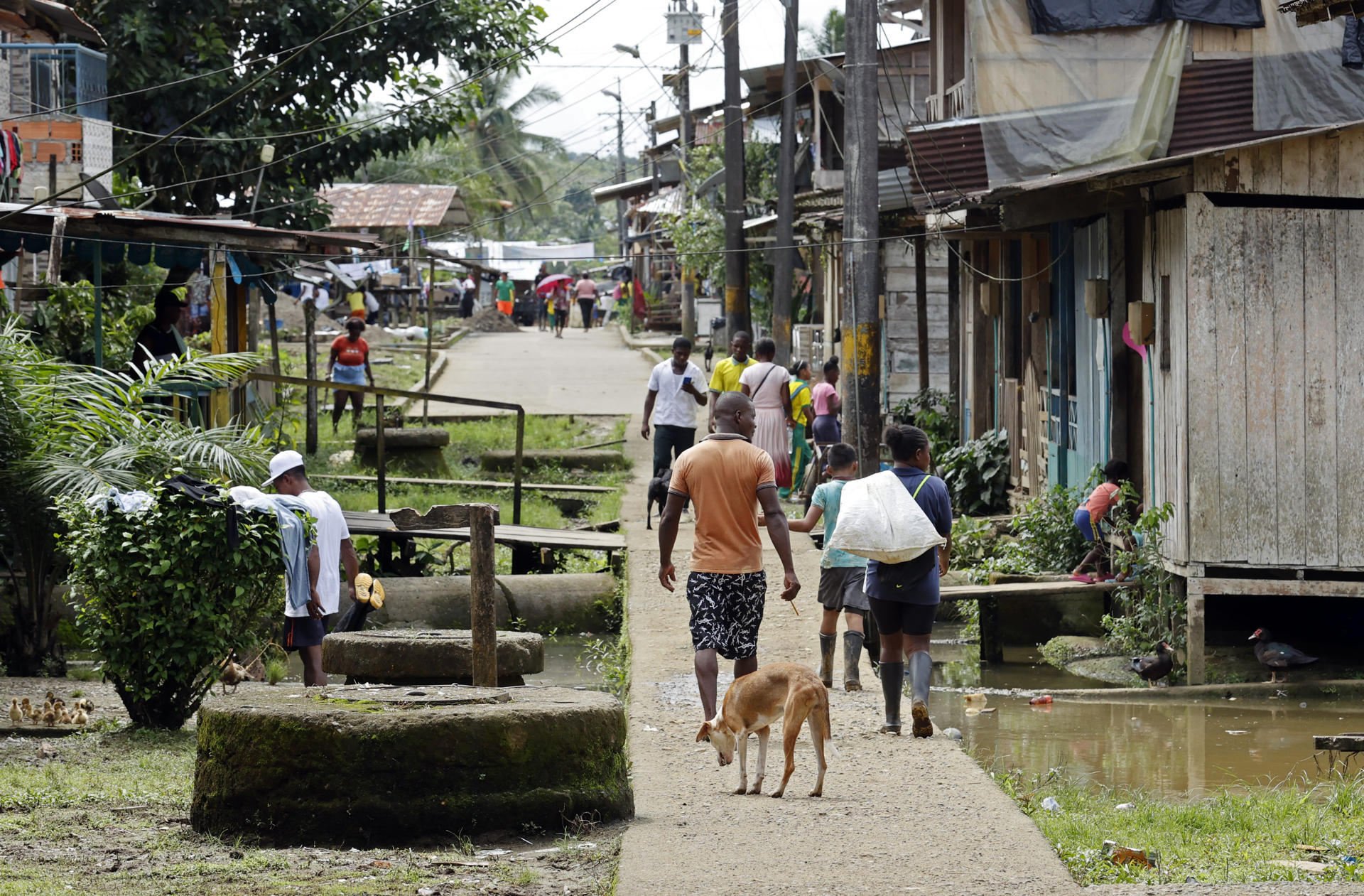 Vista general de una calle el 23 de noviembre de 2022 en la población de Pie de Pató, departamento del Chocó (Colombia). EFE/ Mauricio Dueñas Castañeda