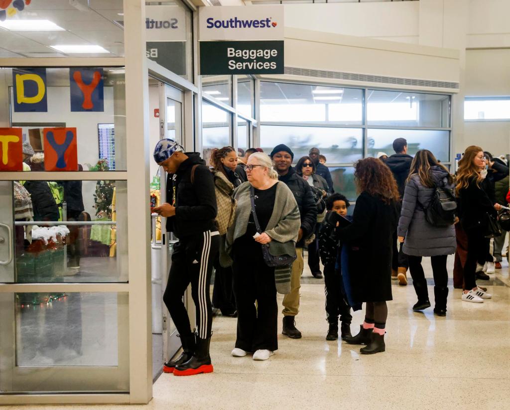 Pasajeros afectados por las cancelaciones de vuelos permanecen en el Aeropuerto Internacional de Midway en Chicago, Illinois, el 27 de diciembre de 2022. EFE/Tannen Maury

