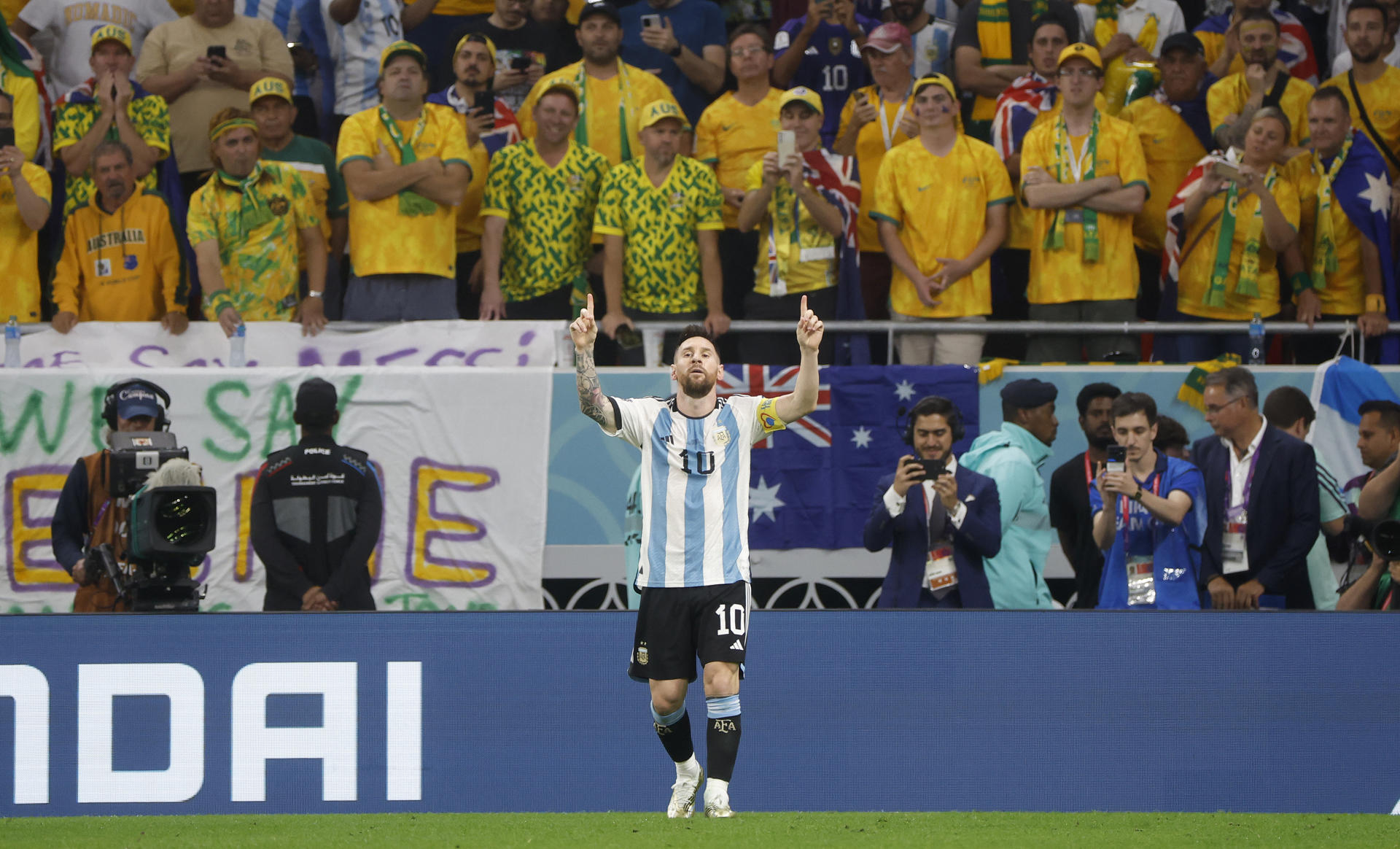 Lionel Messi señala al cielo tras un gol de Argentina en el partido frente a Australia.