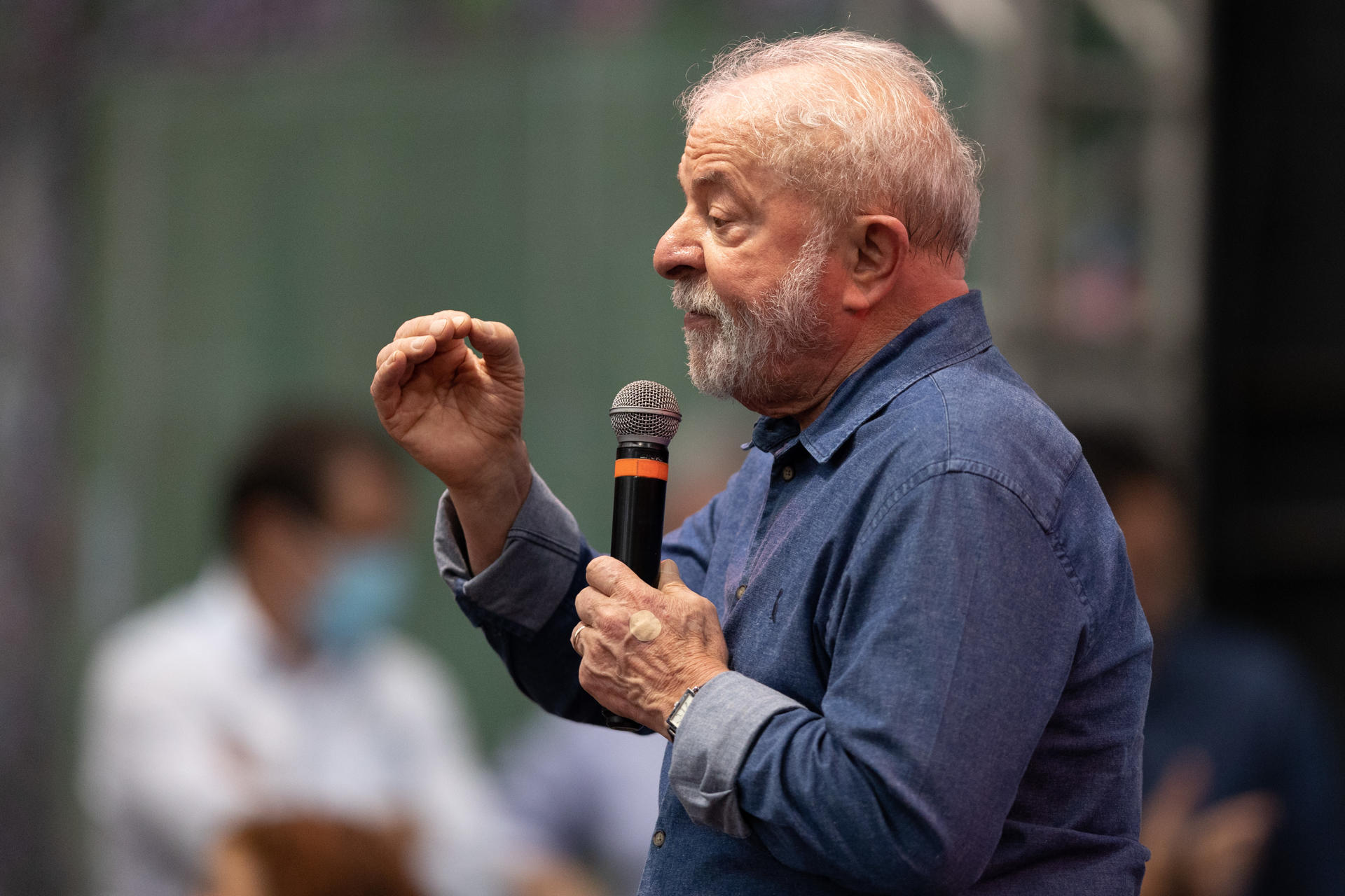 El presidente electo de Brasil, Luiz Inacio Lula da Silva, pronuncia hoy un discurso durante la celebración de la Navidad de los Recicladores y de la Población Callejera, en Sao Paulo (Brasil). EFE/Isaac Fontana
