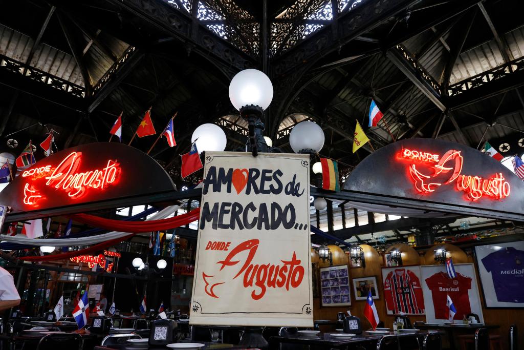 Restaurante al interior del Mercado Central el 23 de diciembre 2022 en Santiago (Chile). EFE/Elvis González

