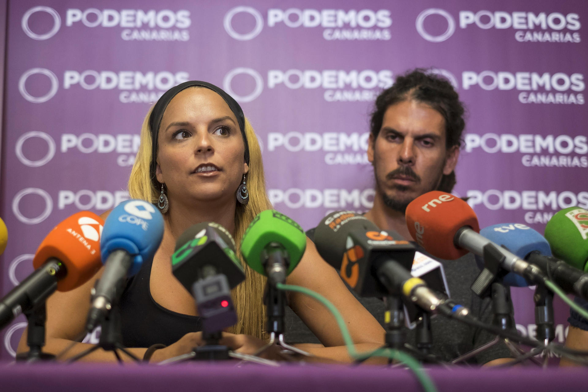 Foto de archivo de Noemí Santana, candidata de Podemos a presidenta de Canarias, y Alberto Rodríguez en un acto del partido en el que ambos militaban entonces. EFE/Ángel Medina G.