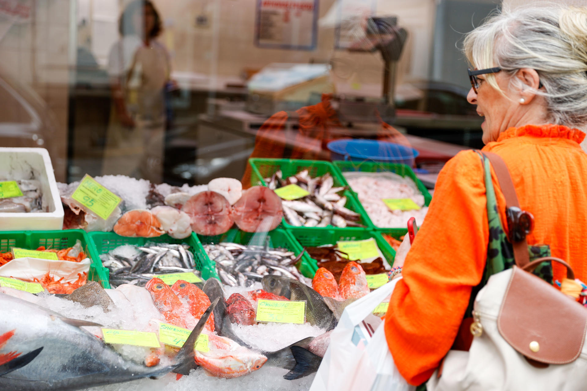 Una pescadería muestra sus productos con los precios. EFE/Luis Tejid/Archivo