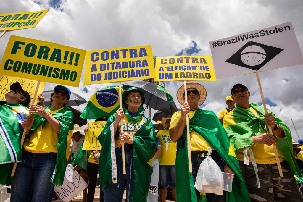 Simpatizantes del presidente de Brasil, Jair Bolsonaro, protestan en el Cuartel General del Ejército, en una fotografía de archivo. EFE/Joédson Alves
