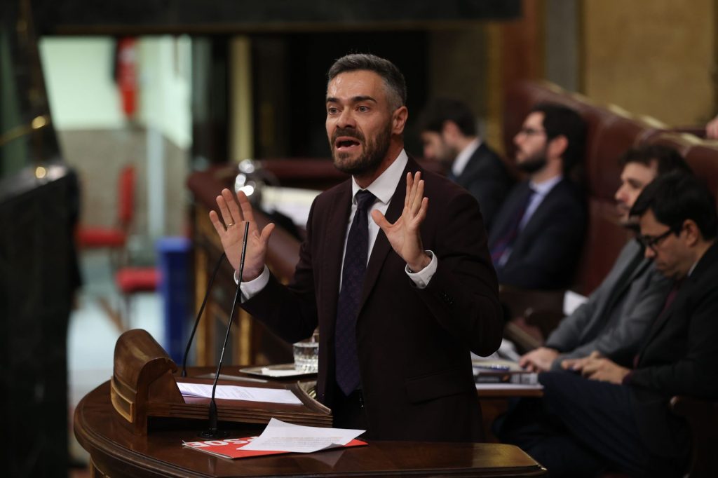El diputado del PSOE Felipe Jesús Sicilia interviene durante el pleno extraordinario del Congreso donde ha salido adelante la reforma de sedición.