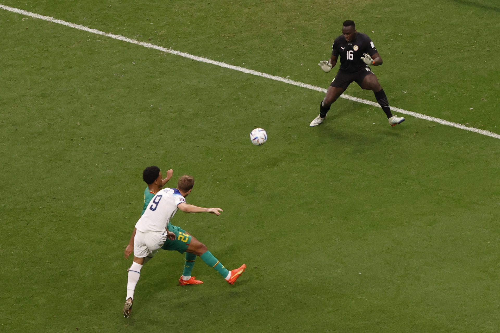Harry Kane de Inglaterra durante el partido contra Senegal en octavos del Mundial de Qatar 2022.