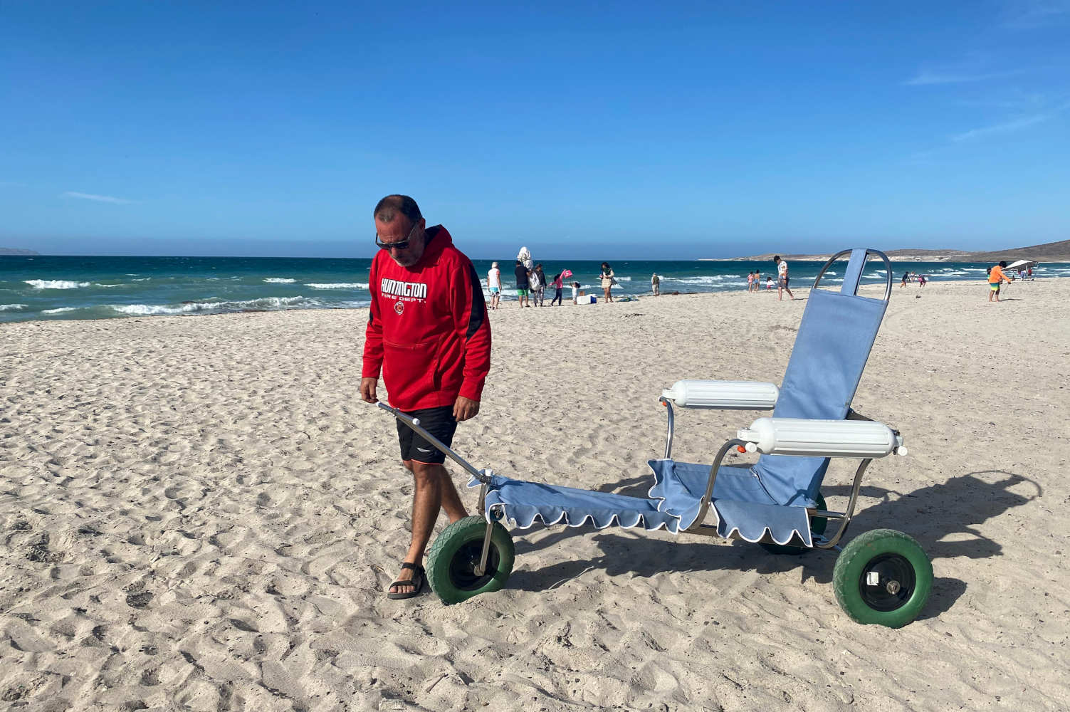 Andres Mata con su invento la silla anfibia para la playa