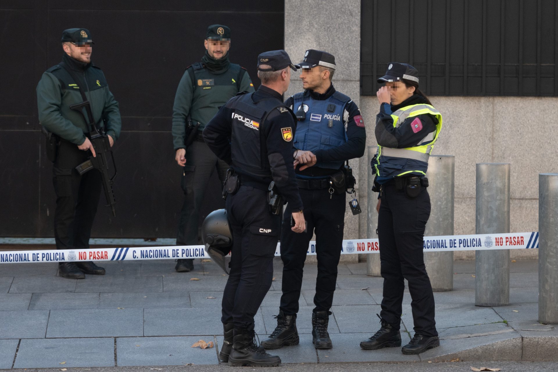 Agentes de la Guardia Civil y la Policía Nacional en la embajada de EEUU en Madrid, tras recibir un sobre con explosivos dirigido a la embajadora.