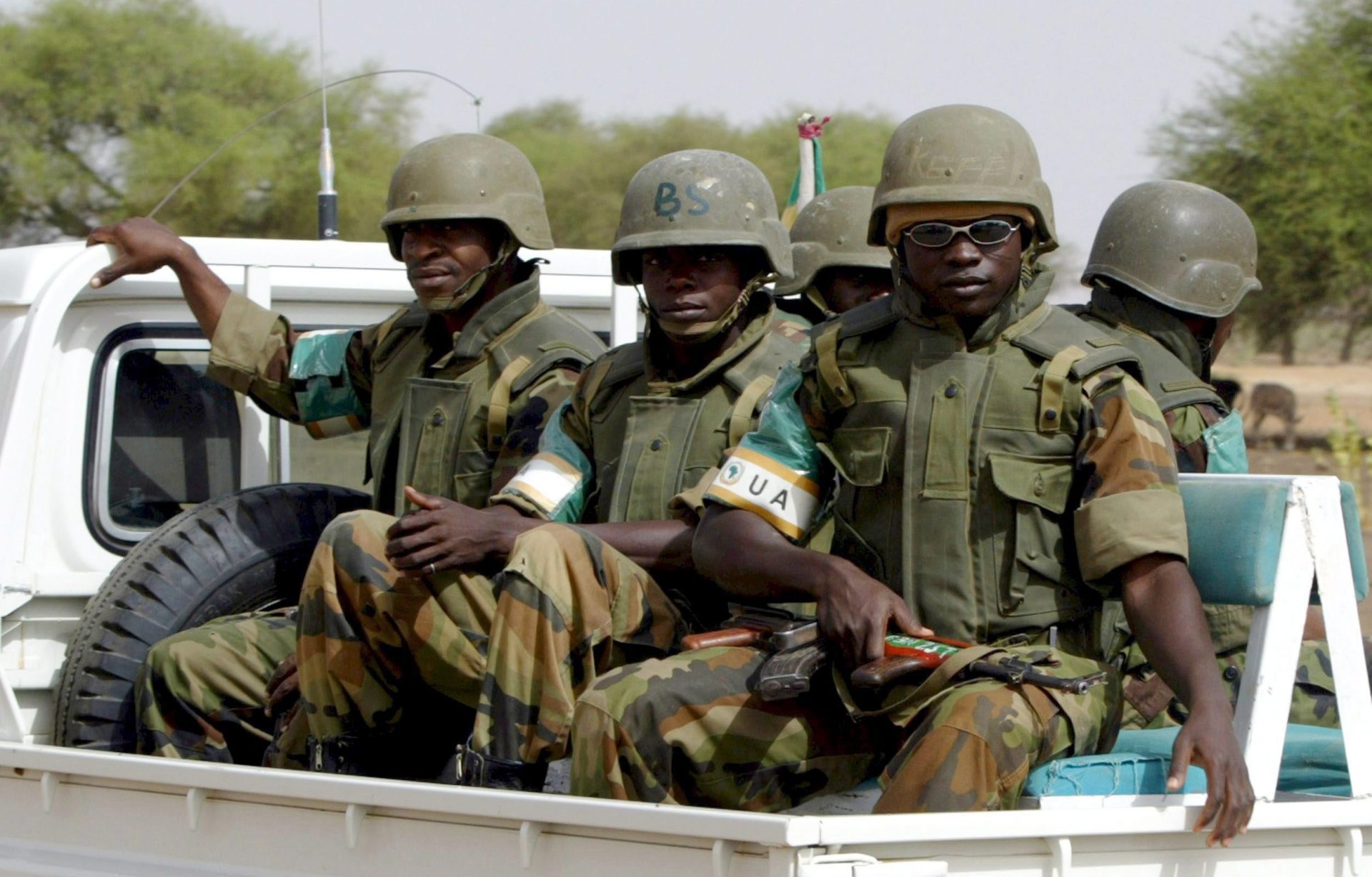 Imagen de archivo que muestra a las tropas de la Unión Africana (UA) patrullando en Muhujariya, al sur de Darfur, Sudán.