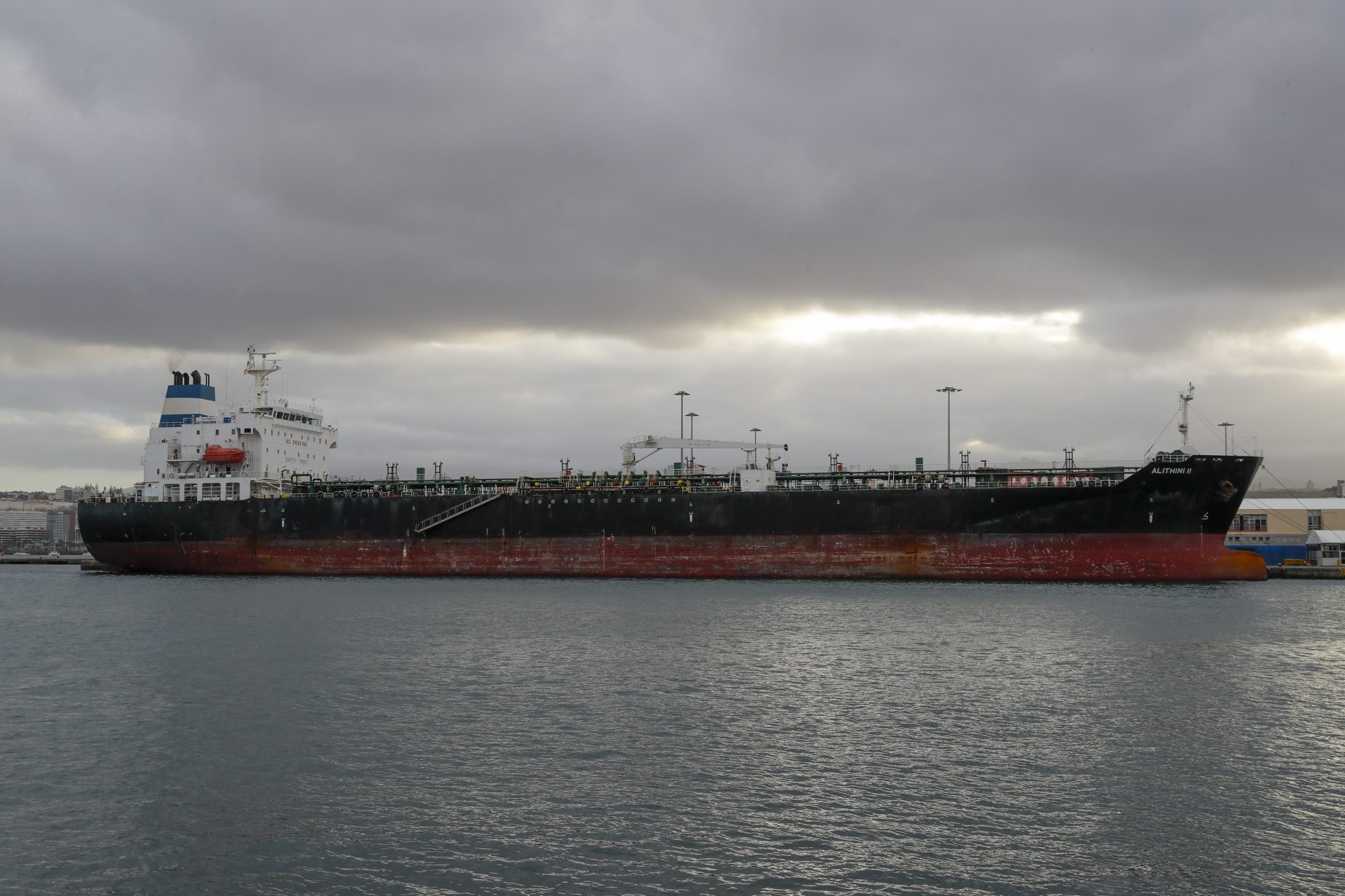 El petrolero Alithini II, donde viajaron los tres migrantes desde Nigeria, atracado en el puerto de Las Palmas de Gran Canaria.