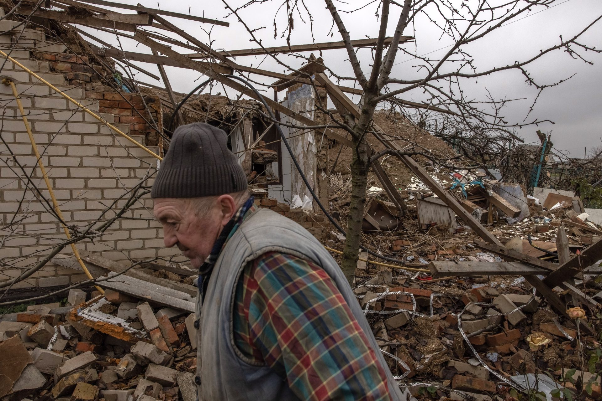 Un hombre observa los escombros de su casa destruida al sur de Ucrania.