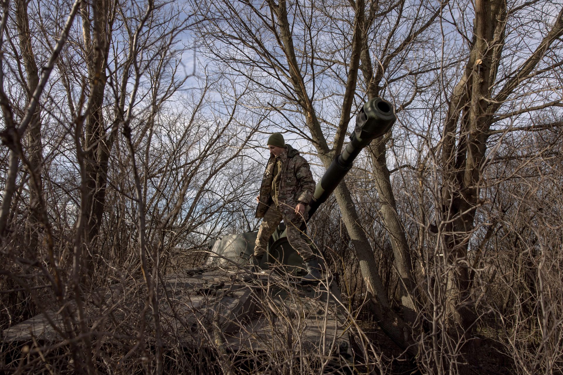 Un soldado ucraniano camina sobre un obús autopropulsado 2S1 Gvozdika cerca de la ciudad de primera línea de Bakhmut, en la región de Donetsk, Ucrania.