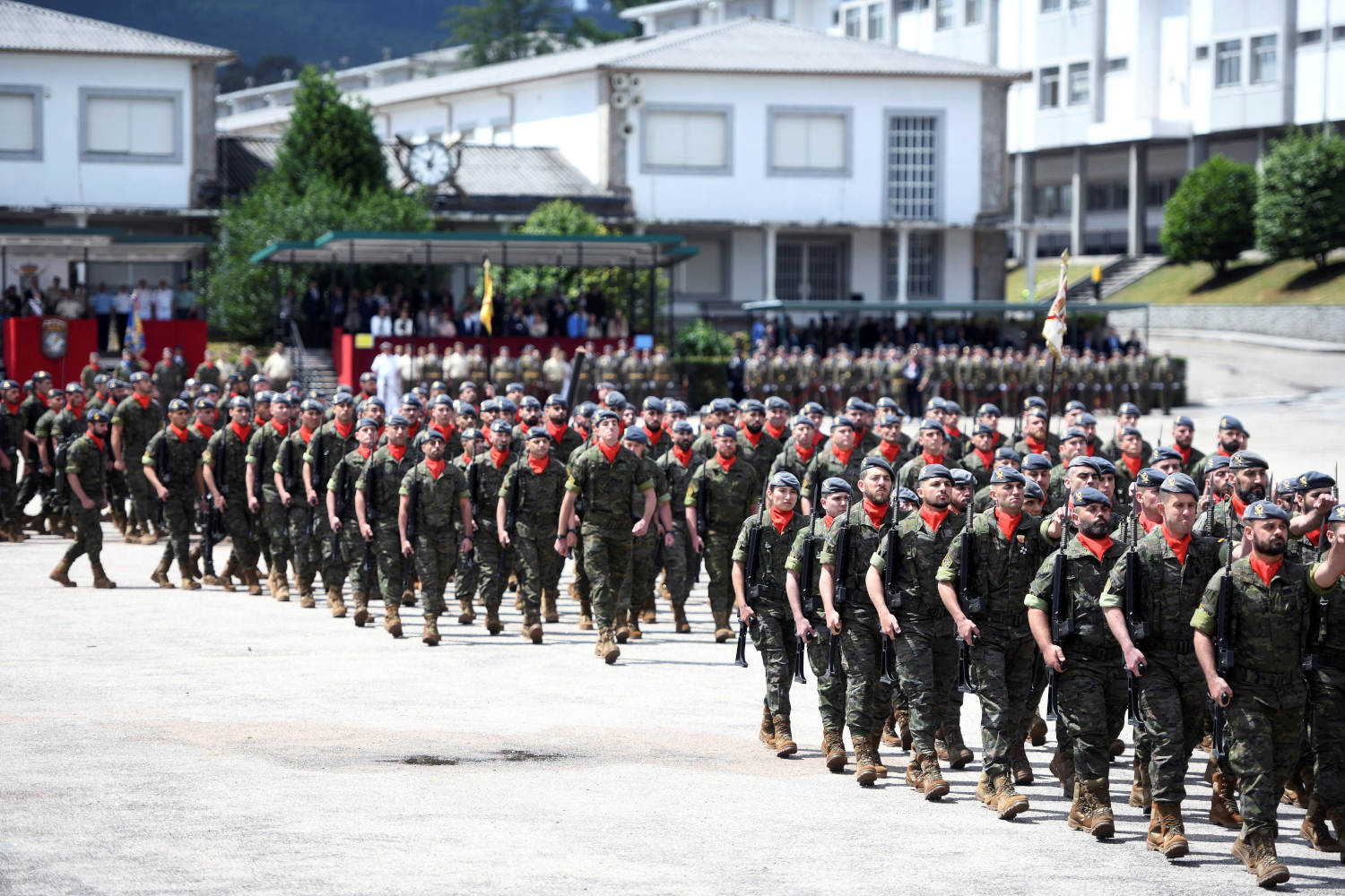 Militares desfilando con el uniforme militar