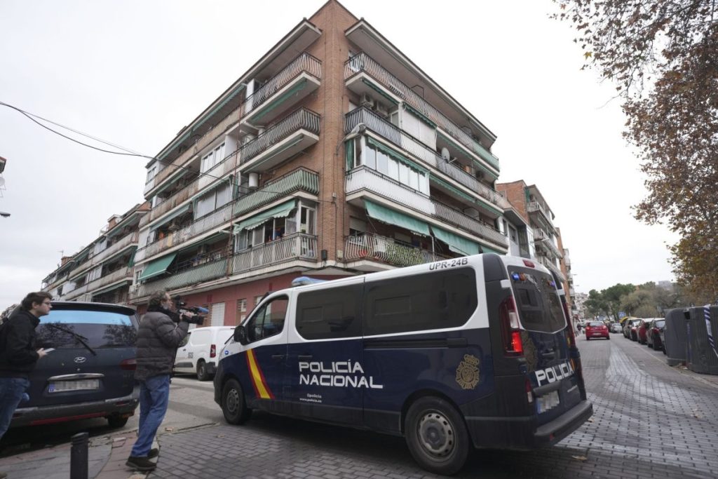 Un hombre ha asesinado a puñaladas a la hija de su expareja, de 20 años, sobre las que tenía una orden de alejamiento, y ha intentado suicidarse, hoy en Madrid.