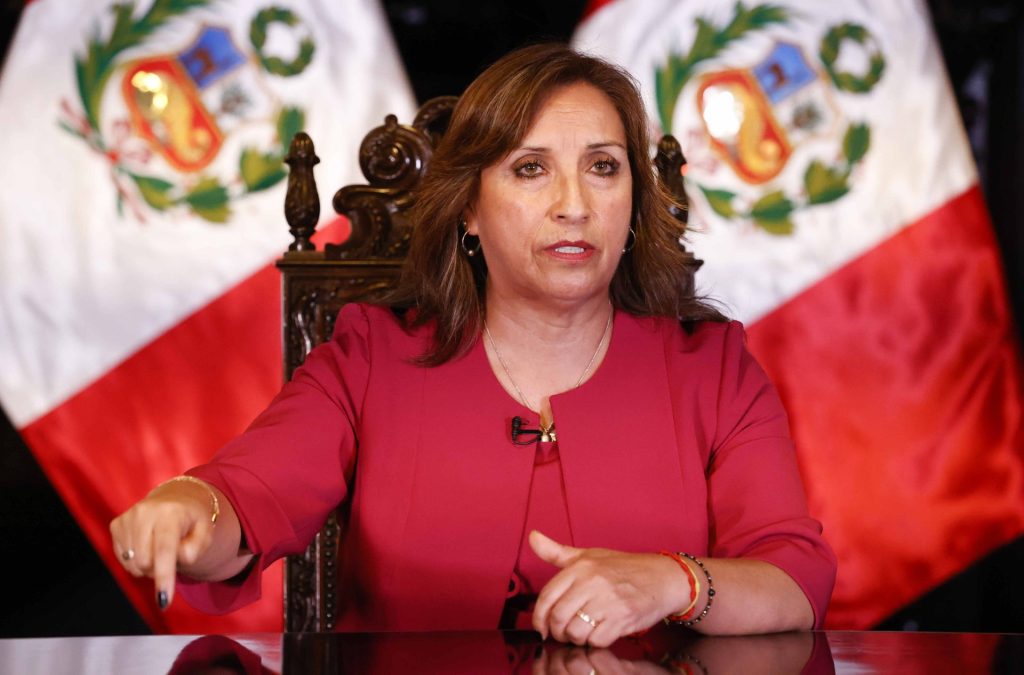 Fotografía cedida por la Presidencia del Perú que muestra a la mandataria Dina Boluarte durante un mensaje televisado a la nación, hoy, en Lima (Perú). EFE/ Presidencia Del Perú