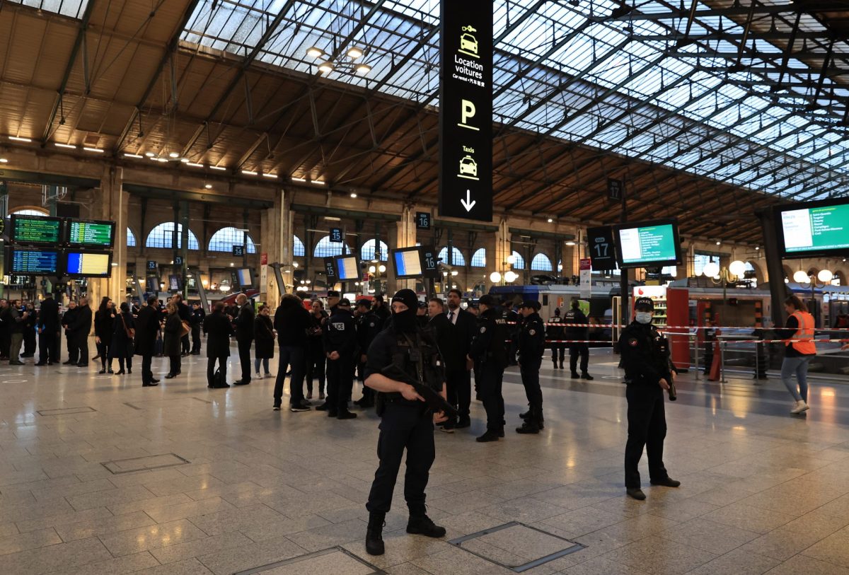 Oficiales de policía franceses custodian el vestíbulo de la Estación de Norte de París, depués de que un hombre hiriera con arma blanca a seis viajeros a primera hora de este miércoles.