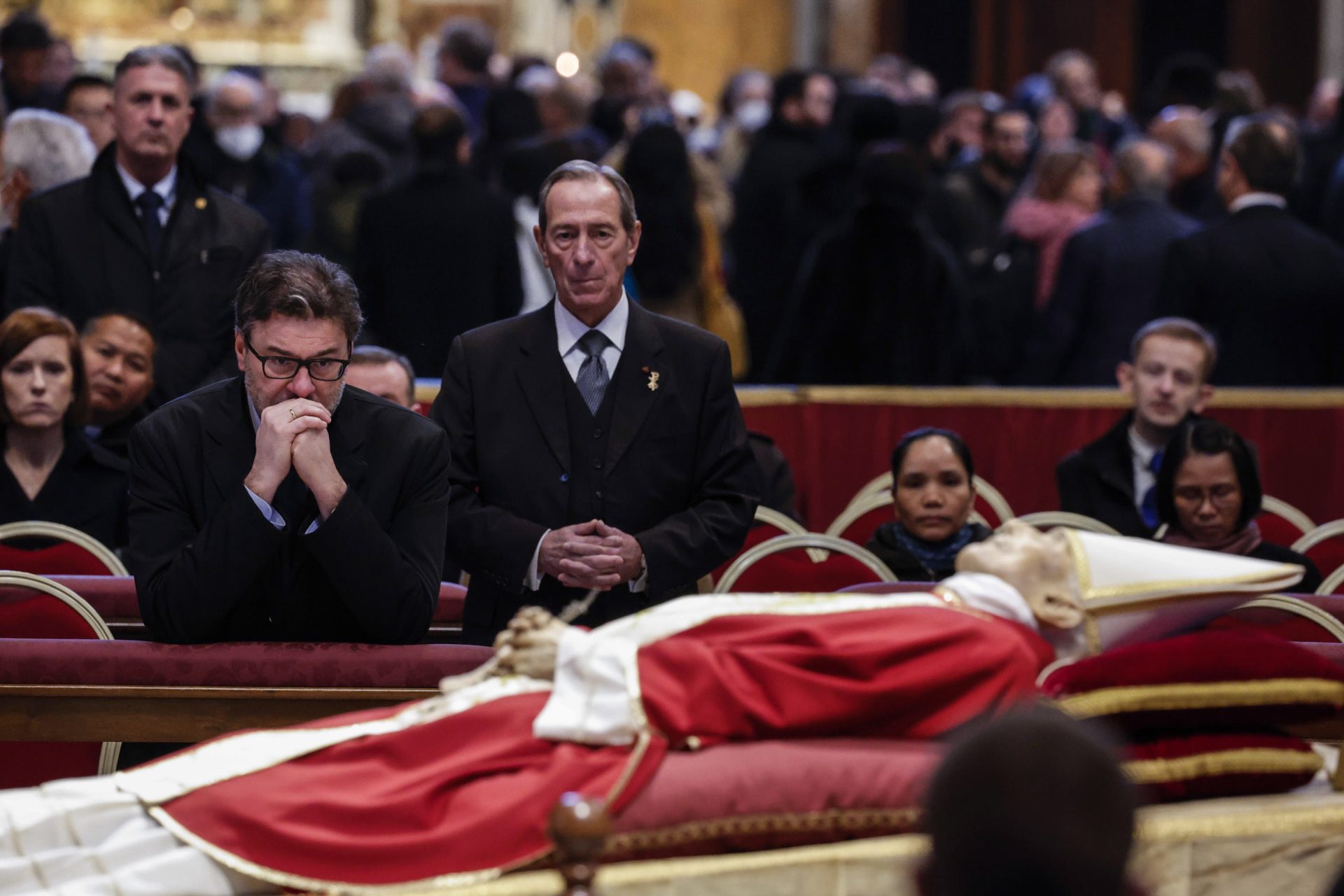 Último día de la capilla ardiente de Benedicto XVI mientras se prepara el funeral