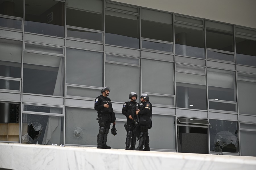 Policías antidisturbios custodian el palacio presidencial de Planalto, sede del Gobierno de Brasil en Brasilia (Brasil).