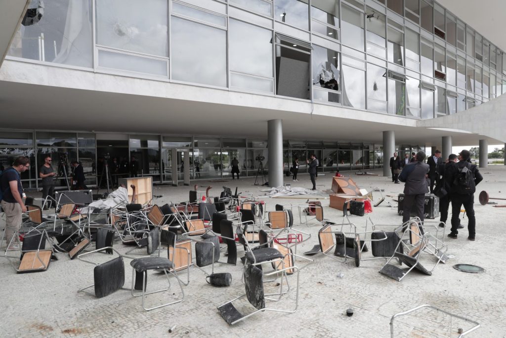 Imagen que muestra los destrozos en el Palacio de Planalto tras el asalto de manifestantes bolsonaristas a edificios gubernamentales, en Brasilia (Brasil).