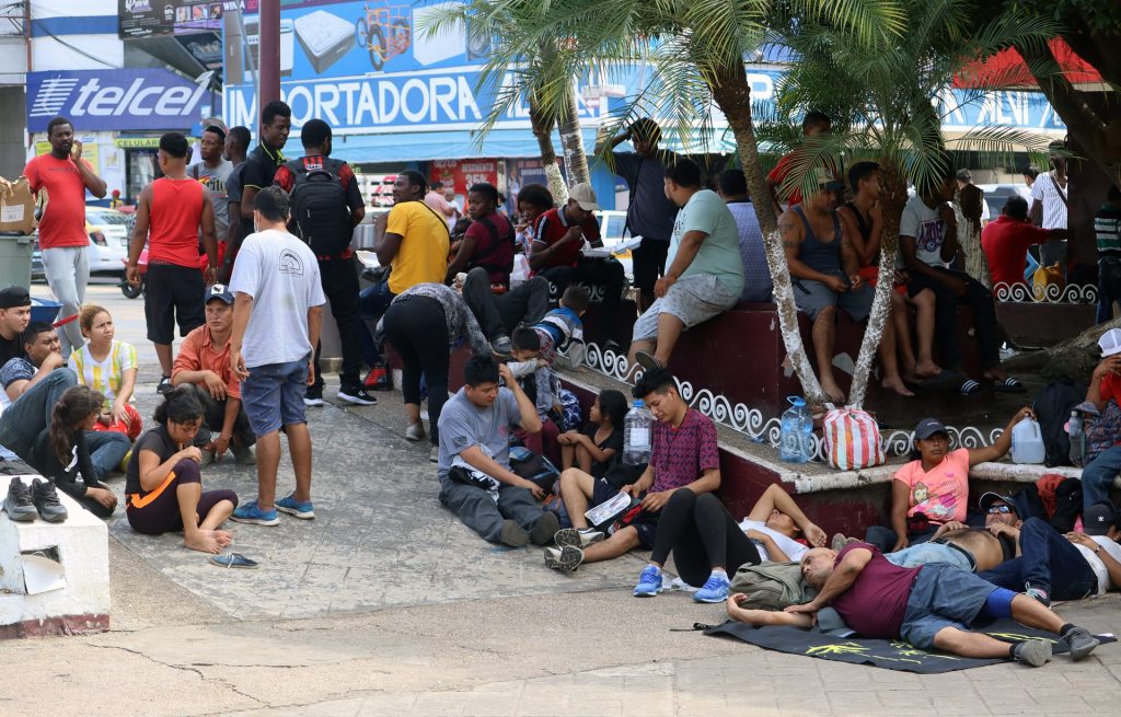Migrantes centroamericanos en un campamento improvisado el 18 de noviembre de 2022, en la ciudad de Tapachula, estado de Chiapas (México